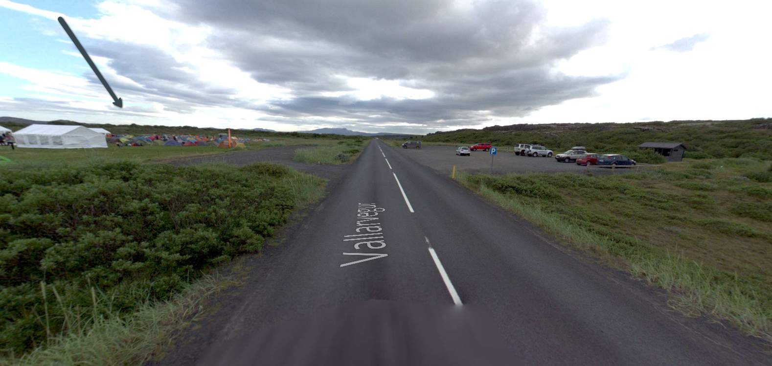 Horft inn á Vallarveg með þjónustumiðstöðina bakvið.